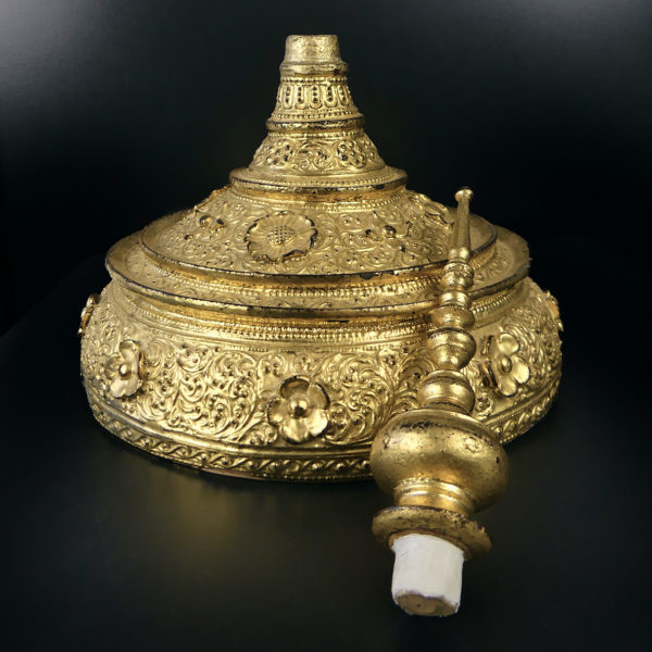 Grand offertoire birman Hsun-ok en bambou au décor floral (stupa)