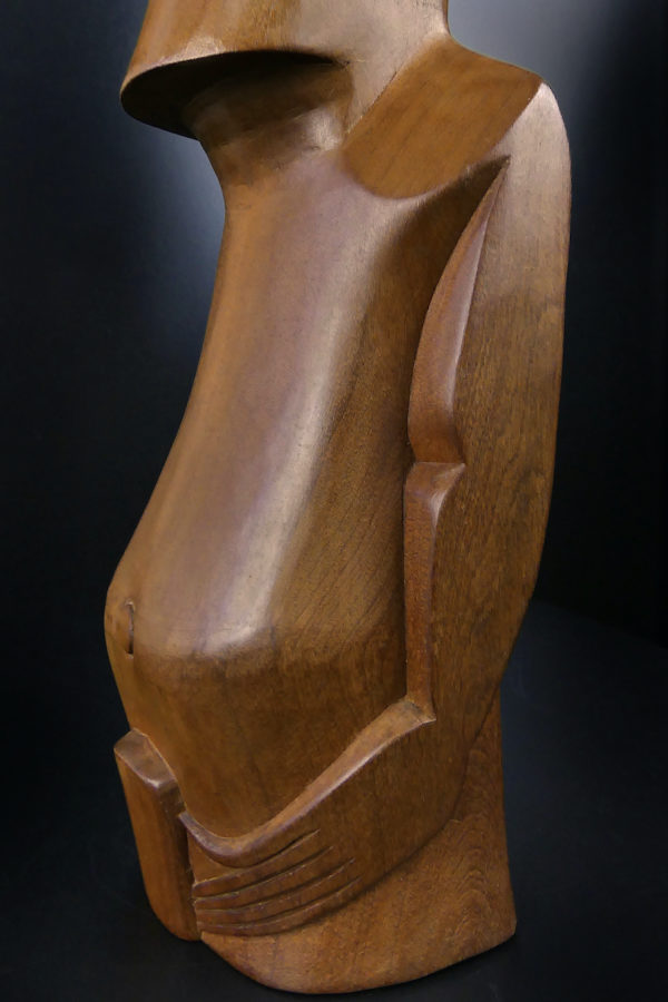 Grand Moaï Rapa Nui Île de Pâques en bois précieux ciselé (détail)