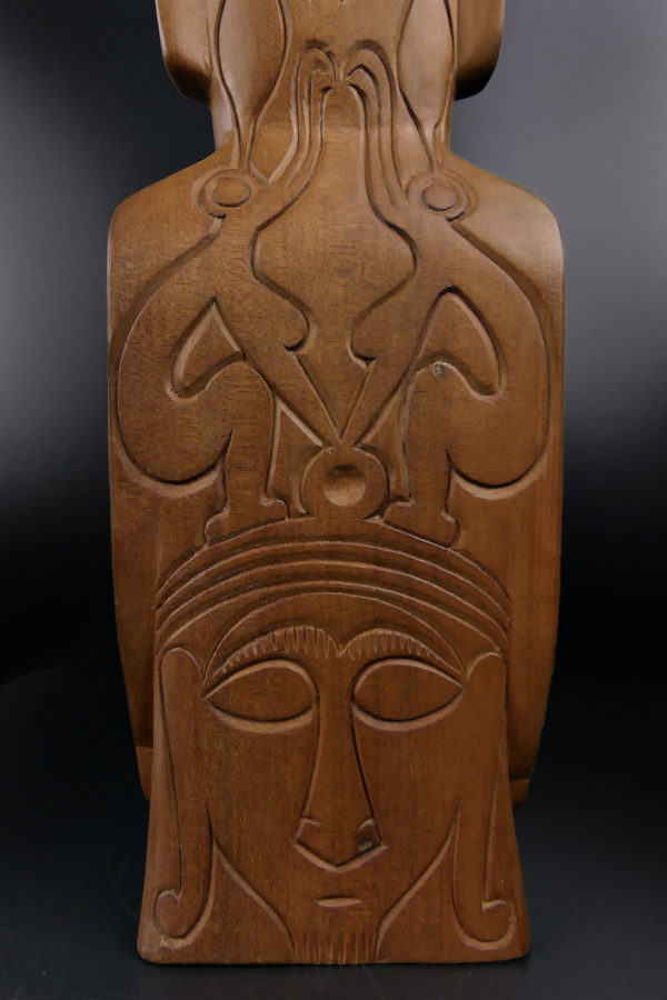 Grand Moaï Rapa Nui Île de Pâques en bois précieux ciselé (détail)