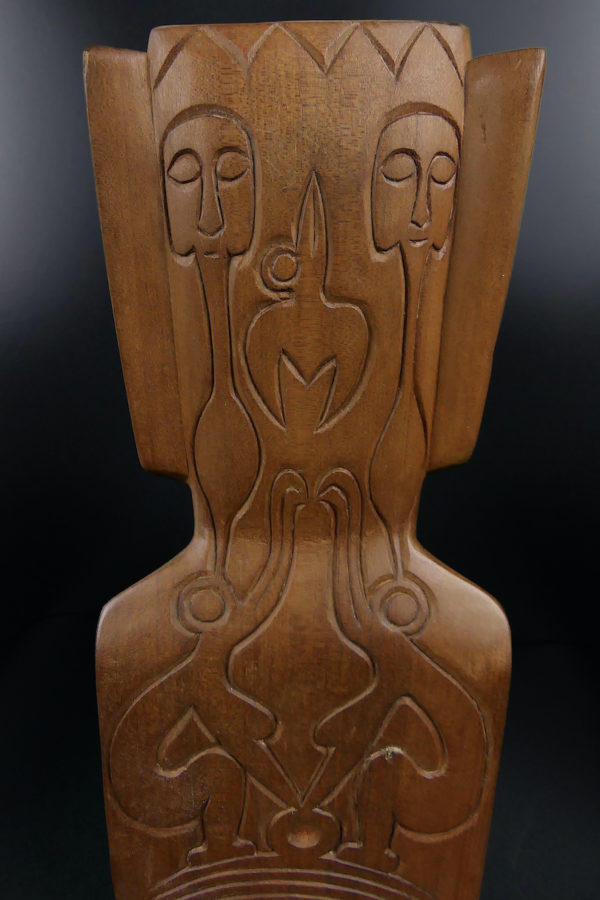 Grand Moaï Rapa Nui Île de Pâques en bois précieux ciselé (détail)