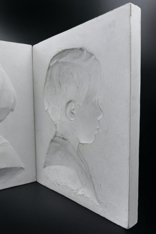 Deux plaques décoratives portraits d’enfant bas-relief en céramique (détail)