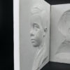 Deux plaques décoratives portraits d’enfant bas-relief en céramique (détail)