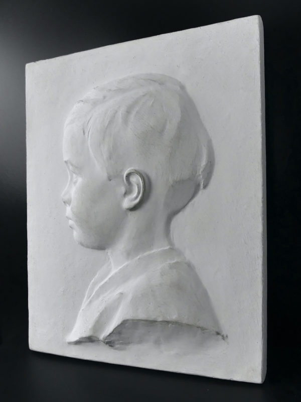 Deux plaques décoratives portraits d’enfant bas-relief en céramique (profil 1)