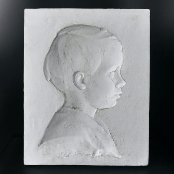 Deux plaques décoratives portraits d’enfant bas-relief en céramique (profil 2)