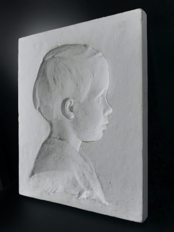 Deux plaques décoratives portraits d’enfant bas-relief en céramique (profil 2)