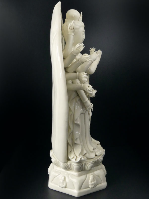 Grande statue Guanyin aux mille mains en porcelaine Blanc de Chine (profil)