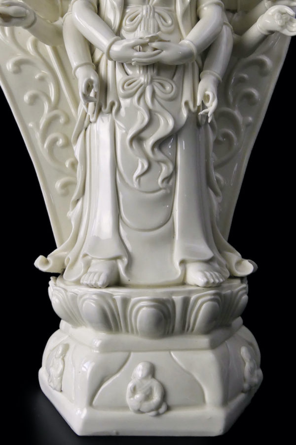 Grande statue Guanyin aux mille mains en porcelaine Blanc de Chine (détail face)