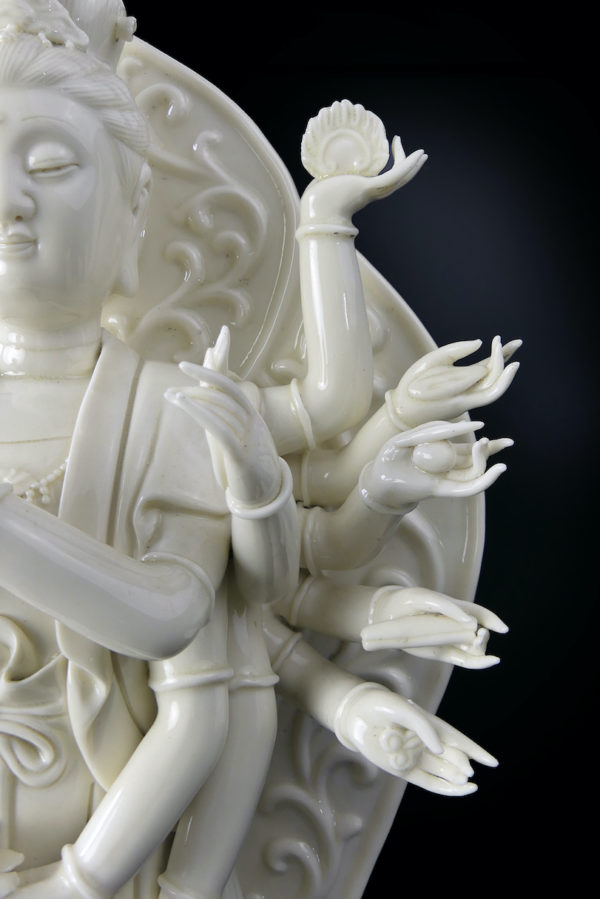 Grande statue Guanyin aux mille mains en porcelaine Blanc de Chine (détail face)
