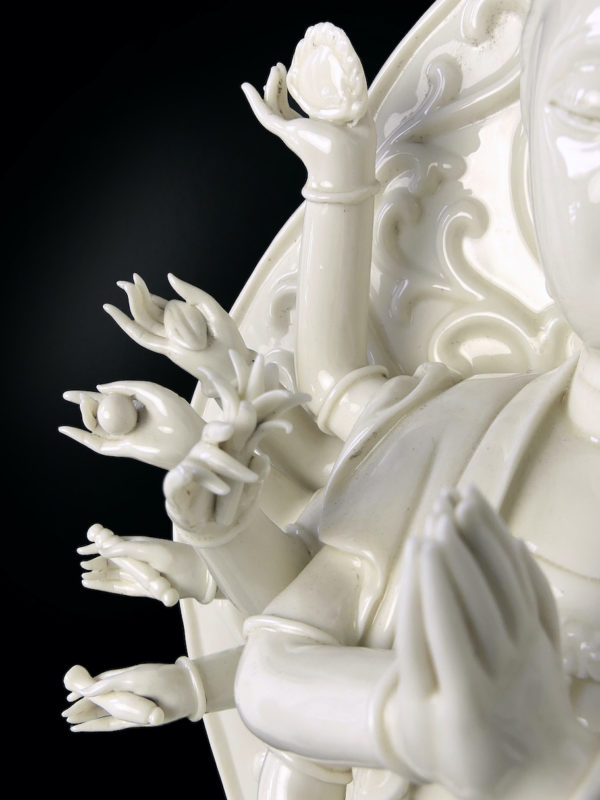 Grande statue Guanyin aux mille mains en porcelaine Blanc de Chine (détail face)