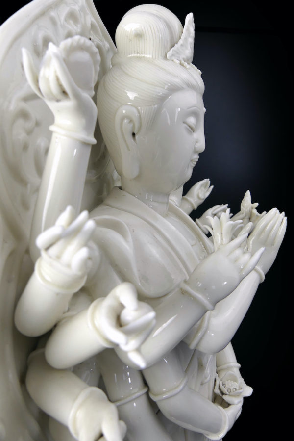 Grande statue Guanyin aux mille mains en porcelaine Blanc de Chine (détail profil)