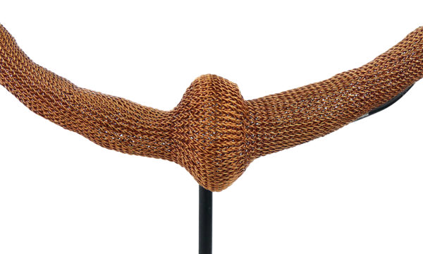 Collier Sumba tissé en fil de cuivre sur pied Timor Indonésie (détail)