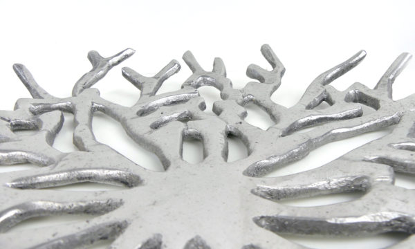 Large plat corbeille corail en fonte d'aluminium design (détail)