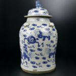 Jarre de temple chinoise en porcelaine décor bleu Lions de Shi (face)