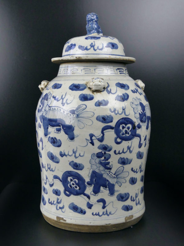 Jarre de temple chinoise en porcelaine décor bleu Lions de Shi (face)