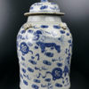 Jarre de temple chinoise en porcelaine décor bleu Lions de Shi (face)