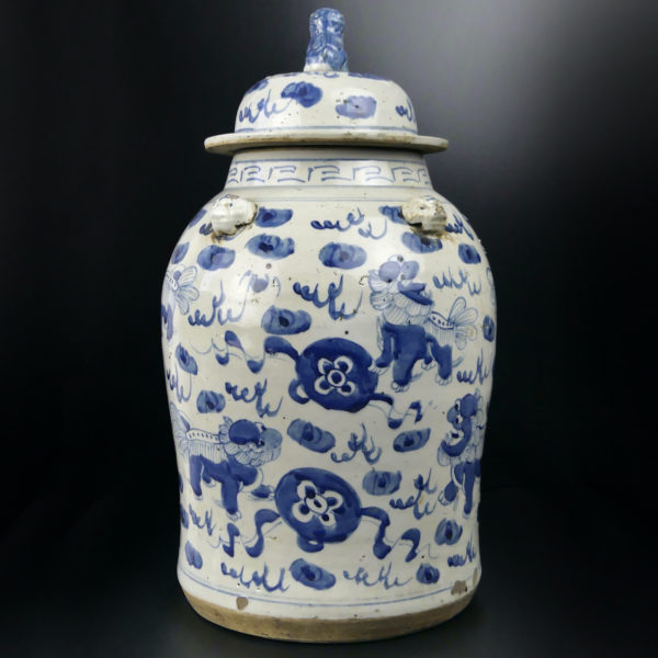 Jarre de temple chinoise en porcelaine décor bleu Lions de Shi (face)