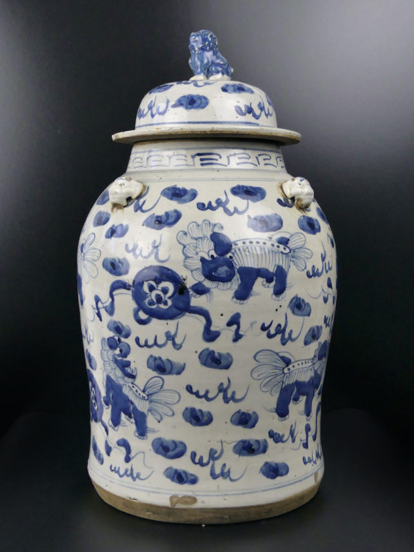 Jarre de temple chinoise en porcelaine décor bleu Lions de Shi (face)