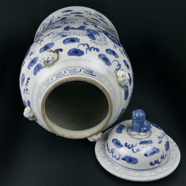 Jarre de temple chinoise en porcelaine décor bleu Lions de Shi (ouvert dessus)