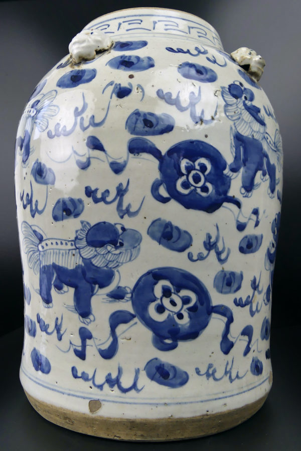 Jarre de temple chinoise en porcelaine décor bleu Lions de Shi (face)