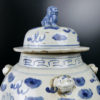 Jarre de temple chinoise en porcelaine décor bleu Lions de Shi (détail)