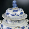 Jarre de temple chinoise en porcelaine décor bleu Lions de Shi (détail)