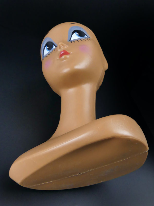 Tête à chapeau Twiggy en vinyle peint des années 70 Déco Pop (dessous)