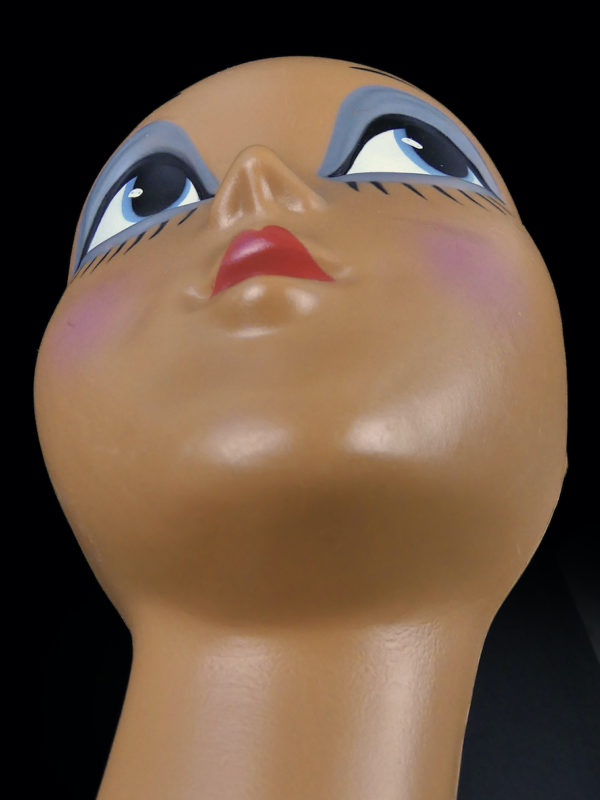 Tête à chapeau Twiggy en vinyle peint des années 70 Déco Pop (détail dessous)