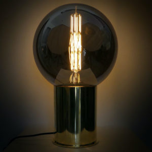 Grande lampe globe géant à LED design sur douille d'obus WW1 (allumée)