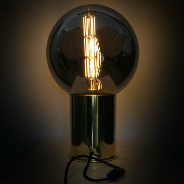 Grande lampe globe géant à LED design sur douille d'obus WW1 (allumée)
