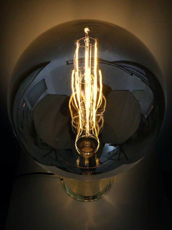 Grande lampe globe géant à LED design sur douille d'obus WW1 (allumée dessus)