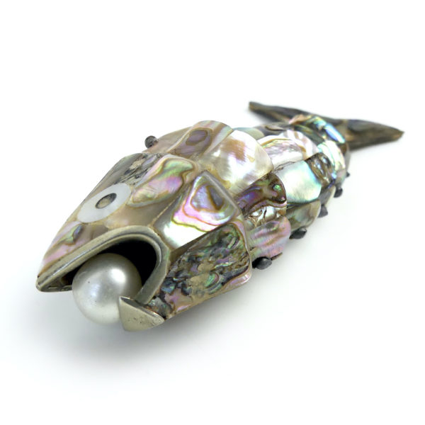 Décapsuleur poisson articulé en ormeau et perle d’eau douce (détail perle)