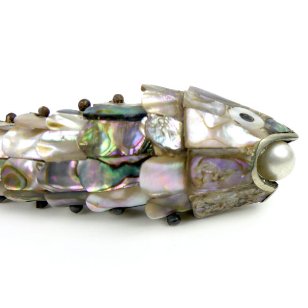 Décapsuleur poisson articulé en ormeau et perle d’eau douce (détail perle)