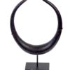 Collier Kalabuhu Nias Sumatra sur socle métallique noir (dos)