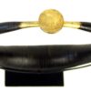 Collier Kalabuhu Nias Sumatra sur socle métallique noir (dessus)
