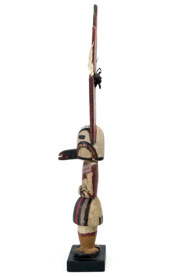 Poupée Kachina à Tabletta en bois léger polychrome sur socle (profil)