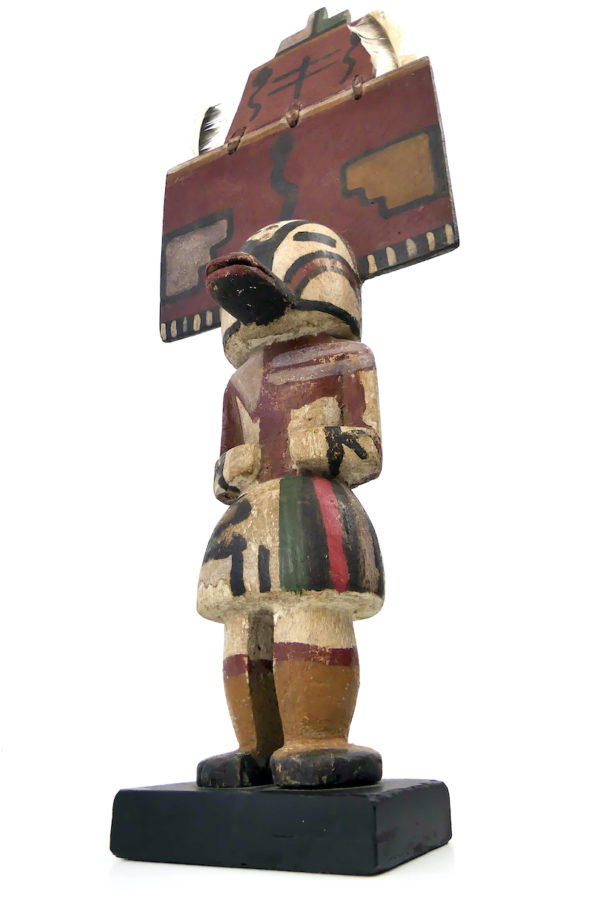 Poupée Kachina à Tabletta en bois léger polychrome sur socle (dessous)