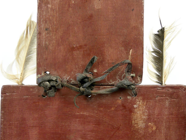 Poupée Kachina à Tabletta en bois léger polychrome sur socle (détail)