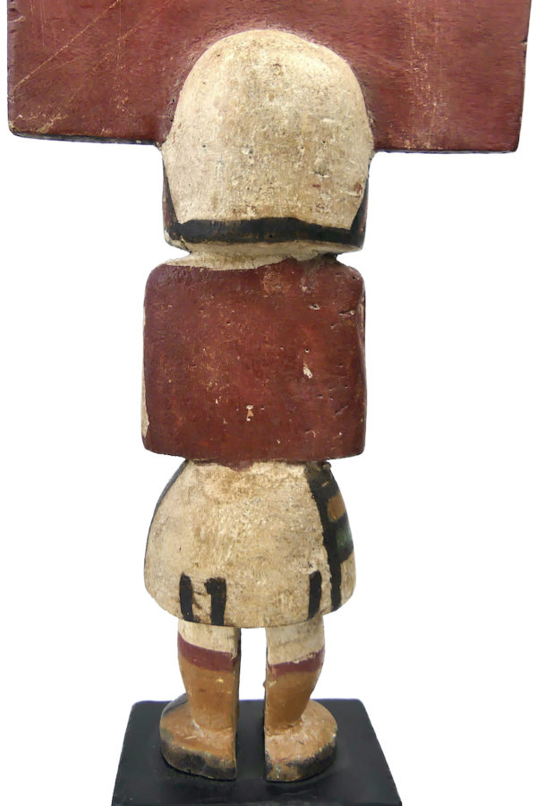 Poupée Kachina à Tabletta en bois léger polychrome sur socle (détail)
