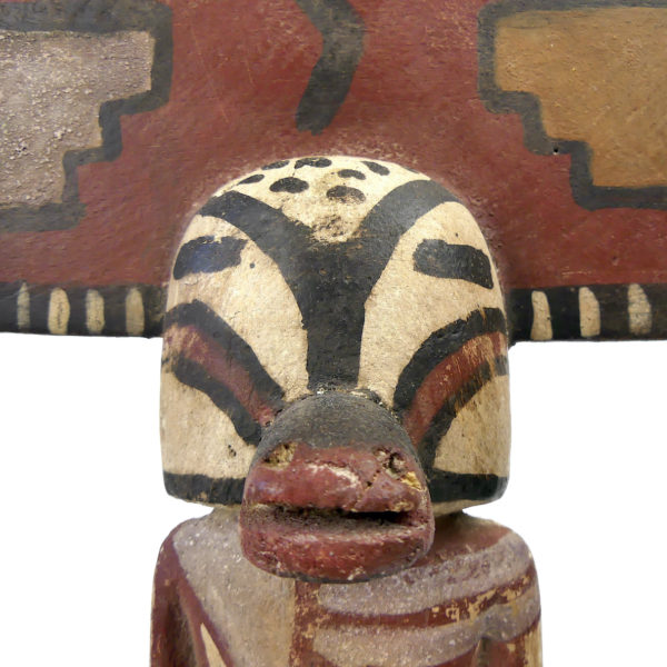 Poupée Kachina à Tabletta en bois léger polychrome sur socle (détail)