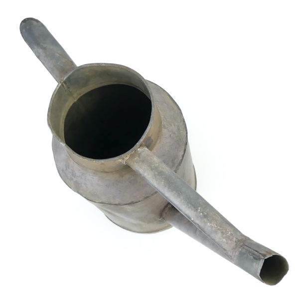 Arrosoir ancien décoratif rustique artisanal en zinc galvanisé (dessus 3/4)