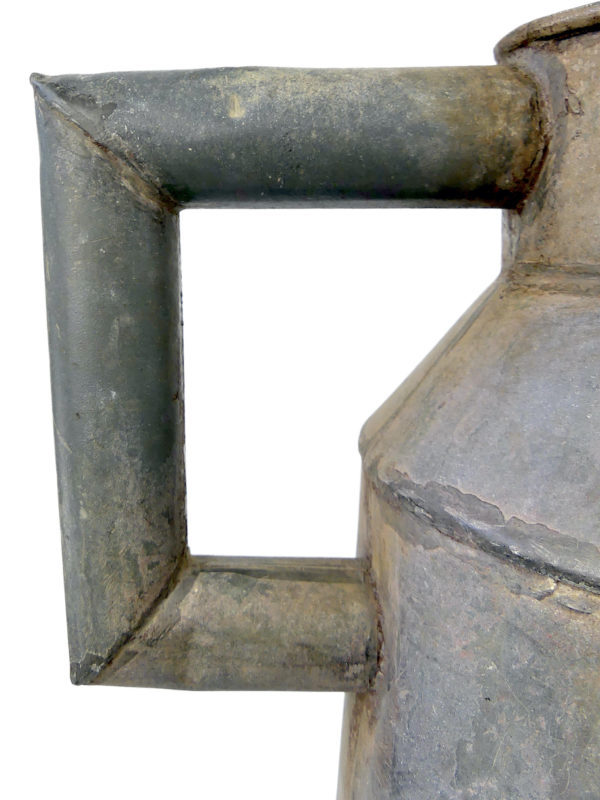 Arrosoir ancien décoratif rustique artisanal en zinc galvanisé (détail)