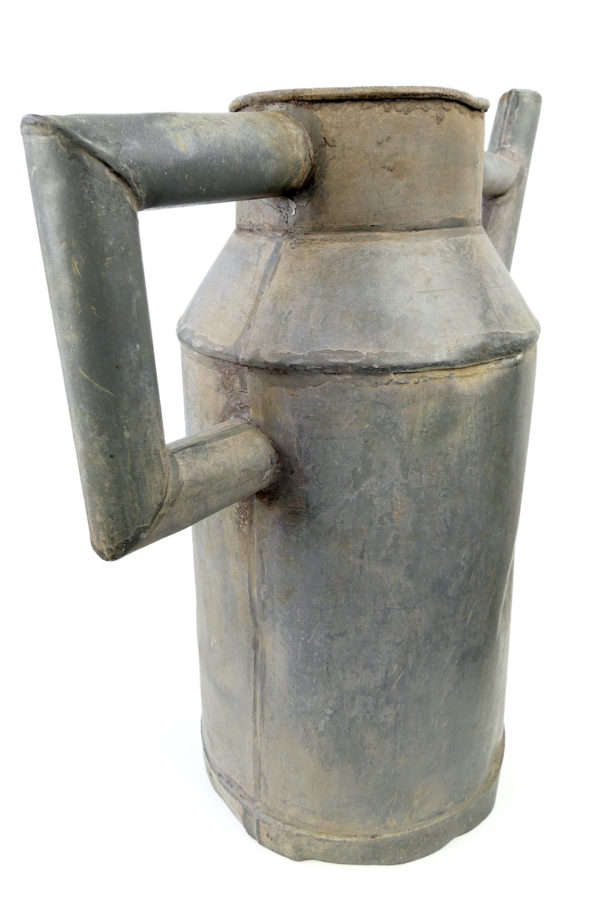 Arrosoir ancien décoratif rustique artisanal en zinc galvanisé (3/4 dos)