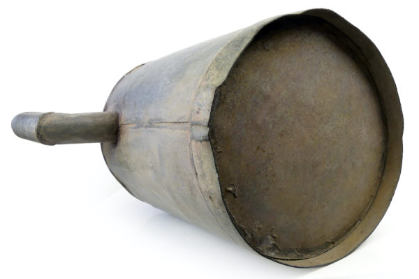 Arrosoir ancien décoratif rustique artisanal en zinc galvanisé (dessous)