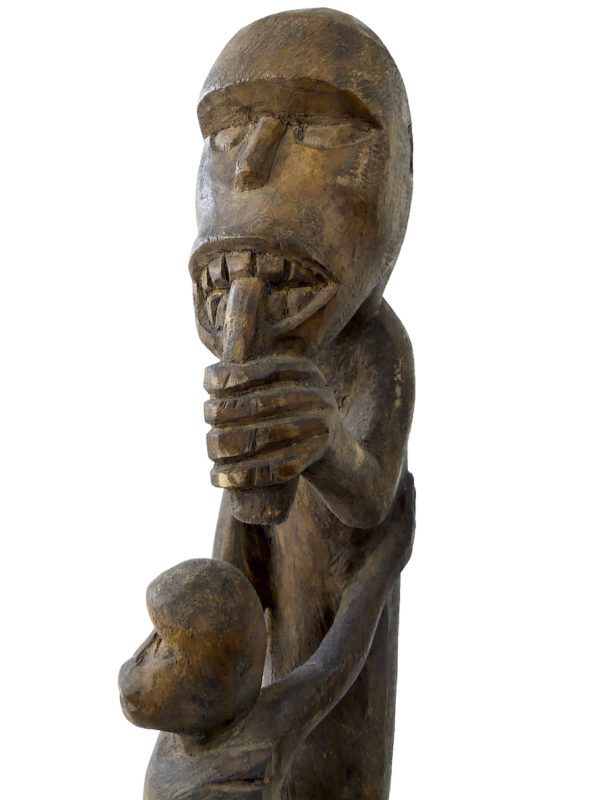 Grande statue de singes dayak en bois sculpté sur piédestal (détail)