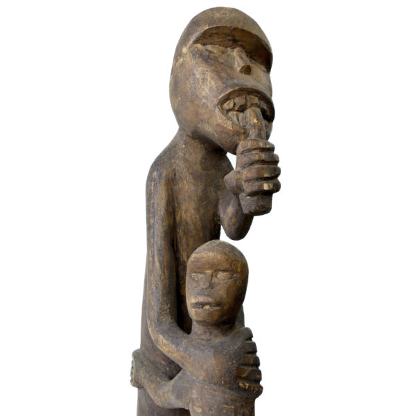 Grande statue de singes dayak en bois sculpté sur piédestal (détail)