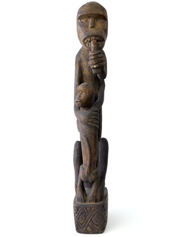 Grande statue de singes dayak en bois sculpté sur piédestal (face)