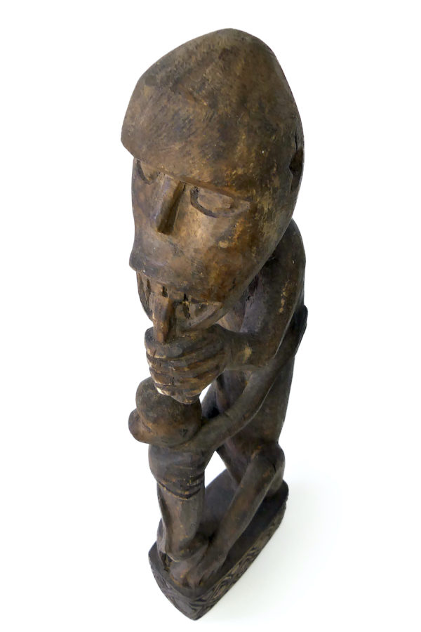 Grande statue de singes dayak en bois sculpté sur piédestal (dessus)