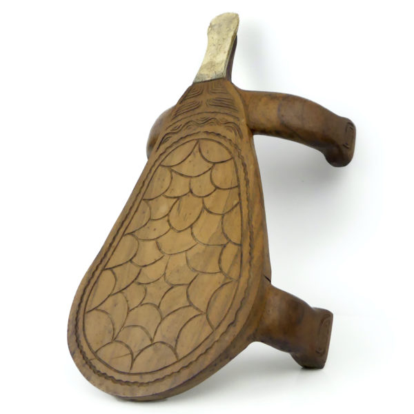 Petit tabouret tortue Honu râpe à noix de coco en bois de rose et os (dessus 3/4)