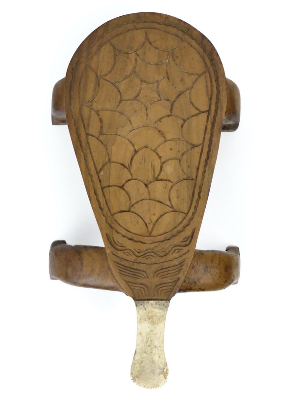 Petit tabouret tortue Honu râpe à noix de coco en bois de rose et os (dessus)