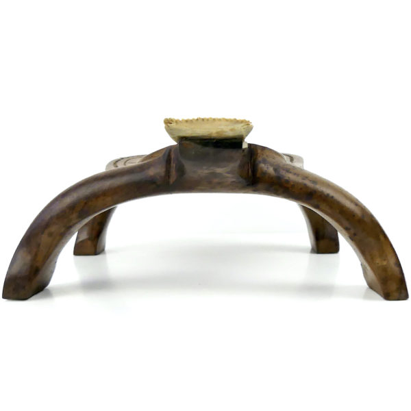 Petit tabouret tortue Honu râpe à noix de coco en bois de rose et os (face)